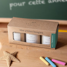 Charger l'image dans la galerie, Coffret cadeau Merci Maîtresse, Maître, Nounou, ATSEM - 3 Bougies artisanales parfumées à la cire de soja naturelle - Colle des écoliers, Bain de soleil et Sous le figuier.