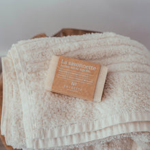 Charger l'image dans la galerie, La savonnette au bon lait de soja bio - Savon mains corps visage - Saponifié à froid