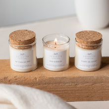 Charger l'image dans la galerie, Coffret Nuit de Noël - 3 Bougies artisanales parfumées à la cire de soja naturelle - Forêt de sapins, Au coin du feu et Pain d'épices.