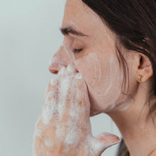 Charger l'image dans la galerie, La savonnette au bon lait de soja bio - Savon mains corps visage - Saponifié à froid