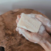 Charger l'image dans la galerie, Rituel bien-être - 1 Bougie parfumée au choix & 1 Savon au lait de soja bio