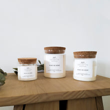 Charger l'image dans la galerie, Peau de bébé - Bougie artisanale parfumée à la cire de soja naturelle