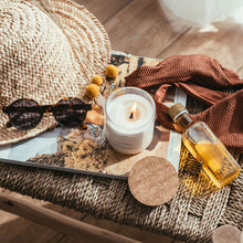 Charger l'image dans la galerie, La plage - Bougie artisanale parfumée à la cire de soja naturelle