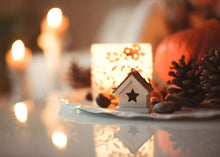 Charger l'image dans la galerie, Nuit de Noël - Assortiment de 3 bougies artisanales parfumées à la cire de soja naturelle - Au coin du feu, Orange cannelle, Marrons glacés