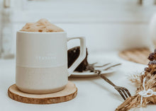 Charger l'image dans la galerie, Goûter d'hiver - Assortiment de 3 bougies artisanales parfumées à la cire de soja naturelle - Chocolat chaud, Madeleine, Quatre-quarts