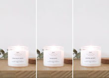 Charger l'image dans la galerie, Goûter d'hiver - Assortiment de 3 bougies artisanales parfumées à la cire de soja naturelle - Chocolat chaud, Madeleine, Quatre-quarts