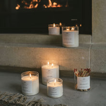 Charger l'image dans la galerie, Au coin du feu - Bougie artisanale parfumée à la cire de soja naturelle