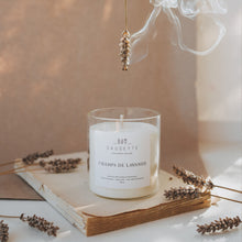 Charger l'image dans la galerie, Champs de lavande - Bougie artisanale parfumée à la cire de soja naturelle