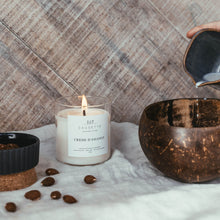 Charger l'image dans la galerie, Crème d'amande - Bougie artisanale parfumée à la cire de soja naturelle
