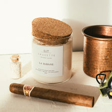 Charger l'image dans la galerie, La Havane - Bougie artisanale parfumée à la cire de soja naturelle