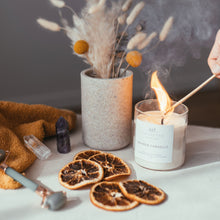 Charger l'image dans la galerie, Nuit de Noël - Assortiment de 3 bougies artisanales parfumées à la cire de soja naturelle - Au coin du feu, Orange cannelle, Marrons glacés
