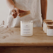 Charger l'image dans la galerie, Quatre-quarts - Bougie artisanale parfumée à la cire de soja naturelle