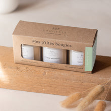 Charger l&#39;image dans la galerie, Coffret L’heure du thé - 3 Bougies artisanales parfumées à la cire de soja naturelle - Chaï latte, Citron meringué et Madeleine.
