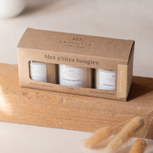 Charger l&#39;image dans la galerie, Coffret Goûter d&#39;hiver - 3 Bougies artisanales parfumées à la cire de soja naturelle - Chocolat Chaud, Quatre-quarts et Pommes au four.
