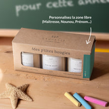 Charger l'image dans la galerie, Coffret cadeau Merci Maîtresse, Maître, Nounou, ATSEM - 3 Bougies artisanales parfumées à la cire de soja naturelle - Colle des écoliers, Bain de soleil et Sous le figuier.
