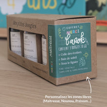 Charger l'image dans la galerie, Coffret cadeau Merci Maîtresse, Maître, Nounou, ATSEM - 3 Bougies artisanales parfumées à la cire de soja naturelle - Colle des écoliers, Bain de soleil et Sous le figuier.
