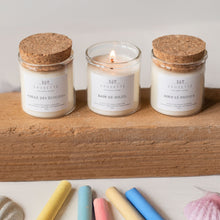 Charger l'image dans la galerie, Coffret cadeau Merci Maîtresse, Maître, Nounou, ATSEM - 3 Bougies artisanales parfumées à la cire de soja naturelle - Colle des écoliers, Bain de soleil et Sous le figuier.
