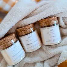Charger l'image dans la galerie, Coffret Balade d'automne - 3 Bougies artisanales parfumées à la cire de soja naturelle - Mousse et Lichen, Potiron et Marrons chauds.

