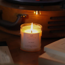 Charger l&#39;image dans la galerie, La nuit - Bougie artisanale parfumée à la cire de soja naturelle
