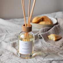 Charger l&#39;image dans la galerie, Madeleine - Diffuseur de parfum d’ambiance et ses 8 roseaux en fibre naturelle
