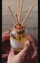 Charger et lire la vidéo dans la visionneuse de la Galerie, Coco lemon - Diffuseur de parfum d’ambiance et ses 8 roseaux en fibre naturelle
