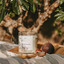 Charger l'image dans la galerie, Sous le figuier - Bougie artisanale parfumée à la cire de soja naturelle
