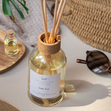 Charger l&#39;image dans la galerie, Une île - Diffuseur de parfum d’ambiance et ses 8 roseaux en fibre naturelle
