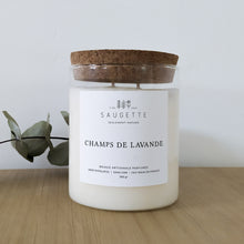 Charger l&#39;image dans la galerie, Champs de lavande - Bougie artisanale parfumée à la cire de soja naturelle
