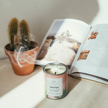 Charger l&#39;image dans la galerie, Cactus - Bougie artisanale parfumée à la cire de soja naturelle
